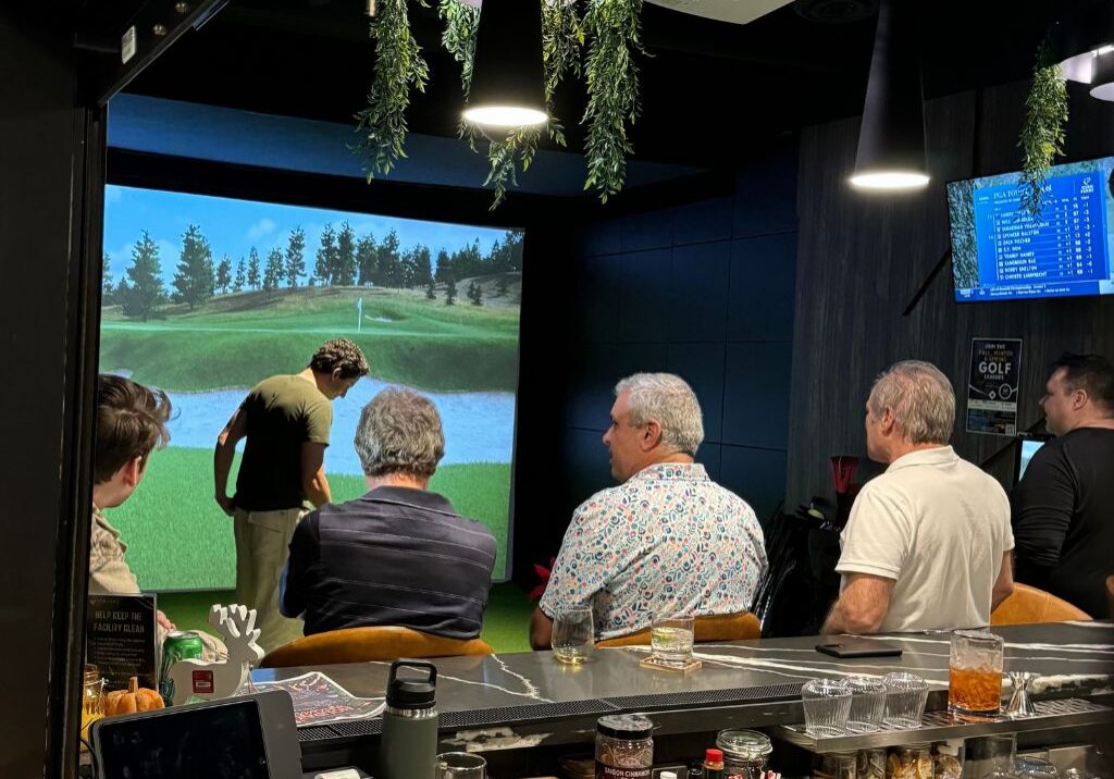 Private Indoor Golf Parties Mississauga -People having golf simulator party